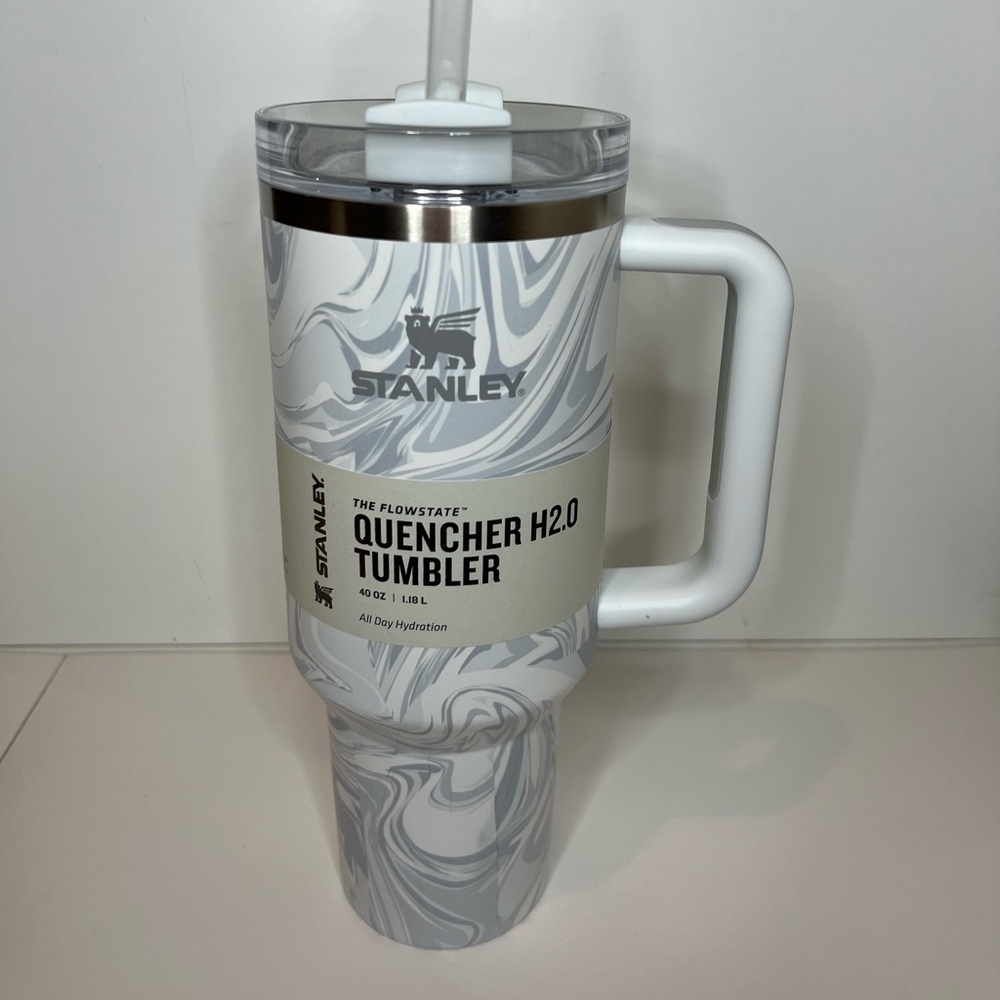 Stanley POLAR SWIRL 40oz. Quencher H2.0
Flowstate - NWT!
